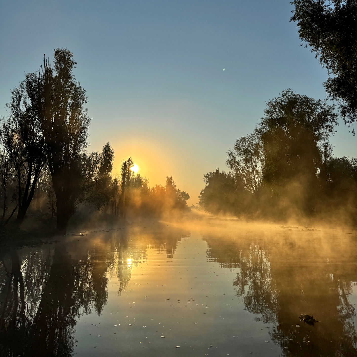 Amanecer en el lago 17 de Mayo